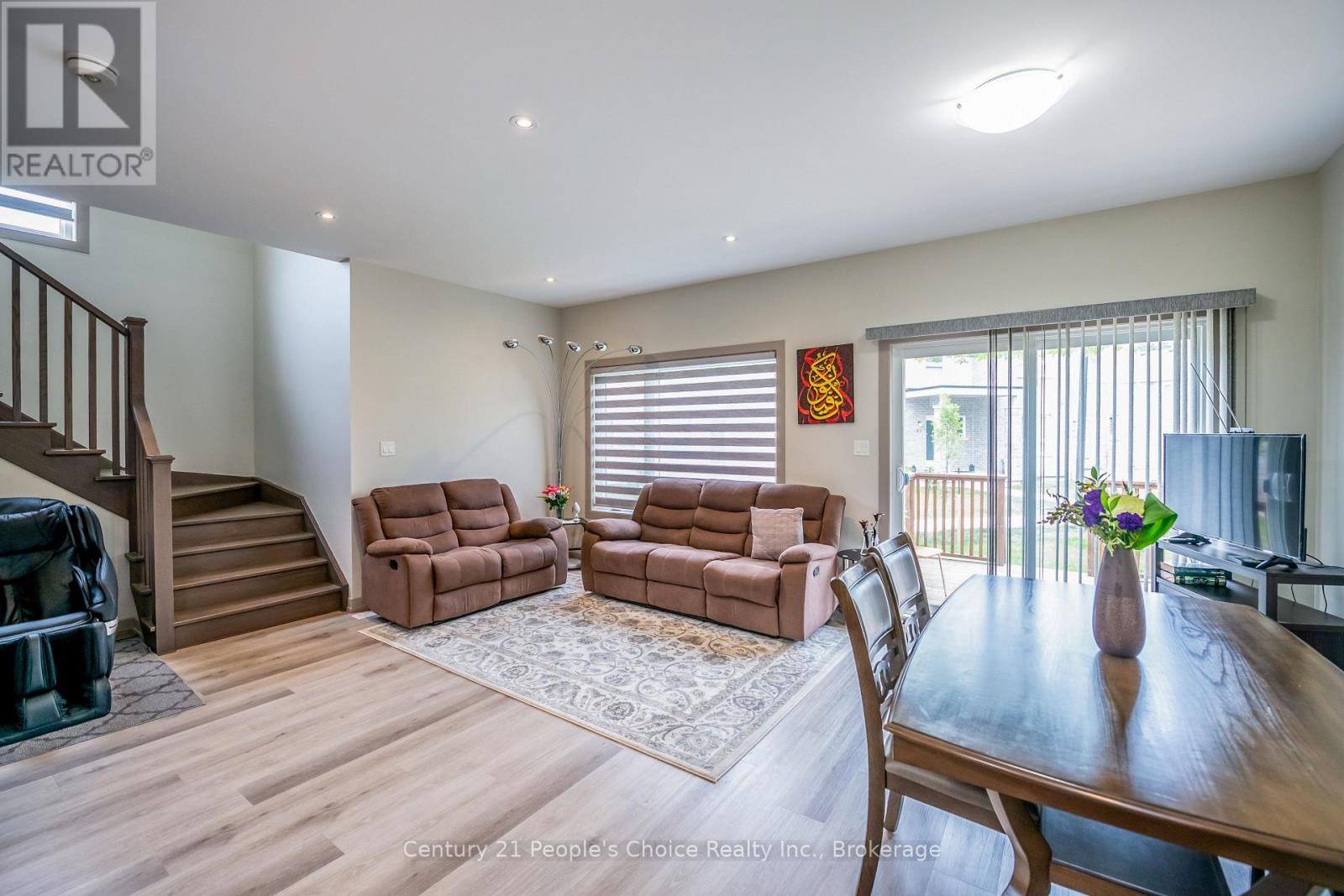 












54 ST GEORGE STREET

,
Welland (Broadway),




Ontario
L3C5N2

