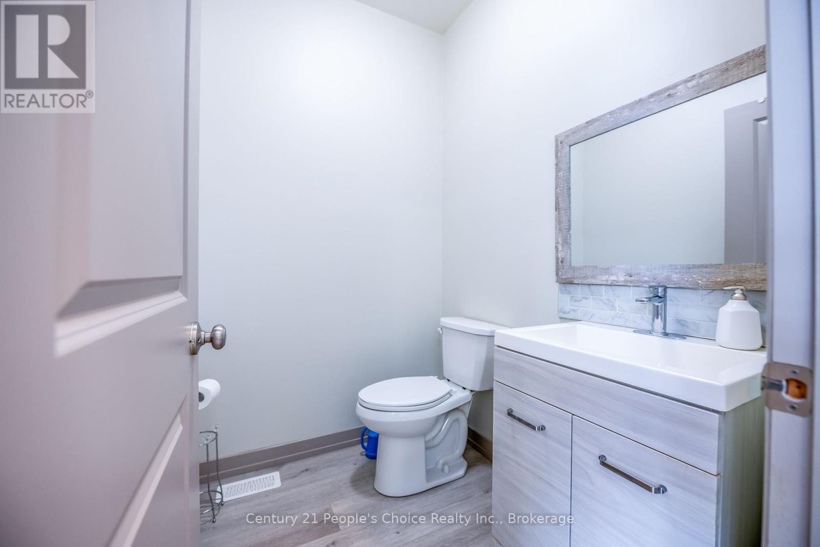 












54 ST GEORGE STREET

,
Welland (Broadway),




Ontario
L3C5N2

