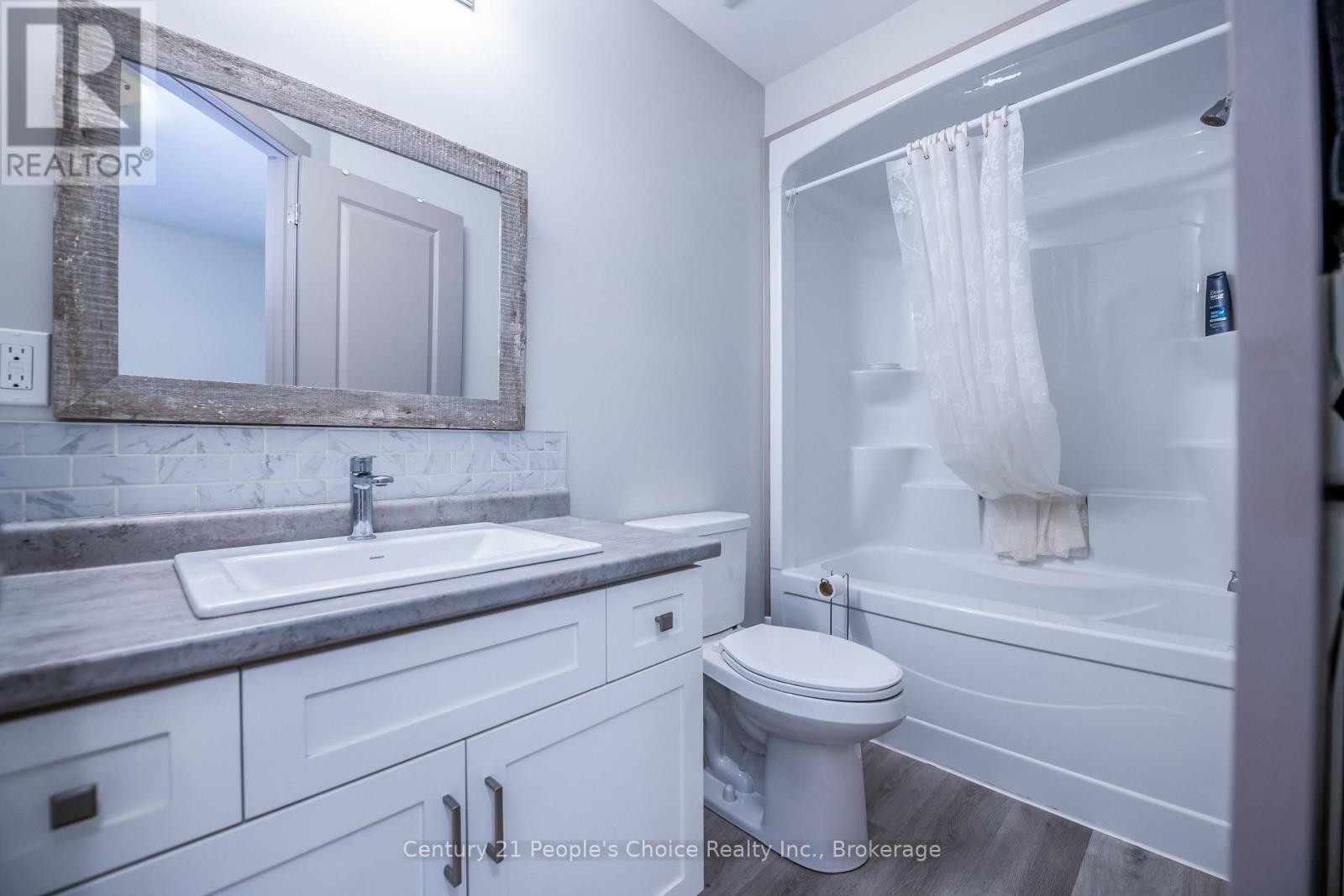 












54 ST GEORGE STREET

,
Welland (Broadway),




Ontario
L3C5N2

