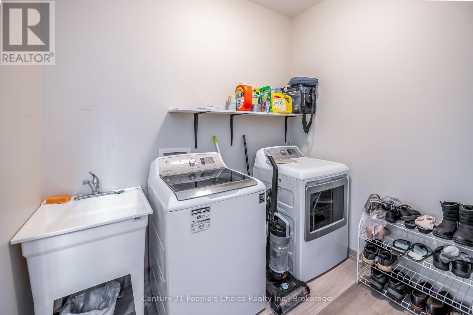 












54 ST GEORGE STREET

,
Welland (Broadway),




Ontario
L3C5N2

