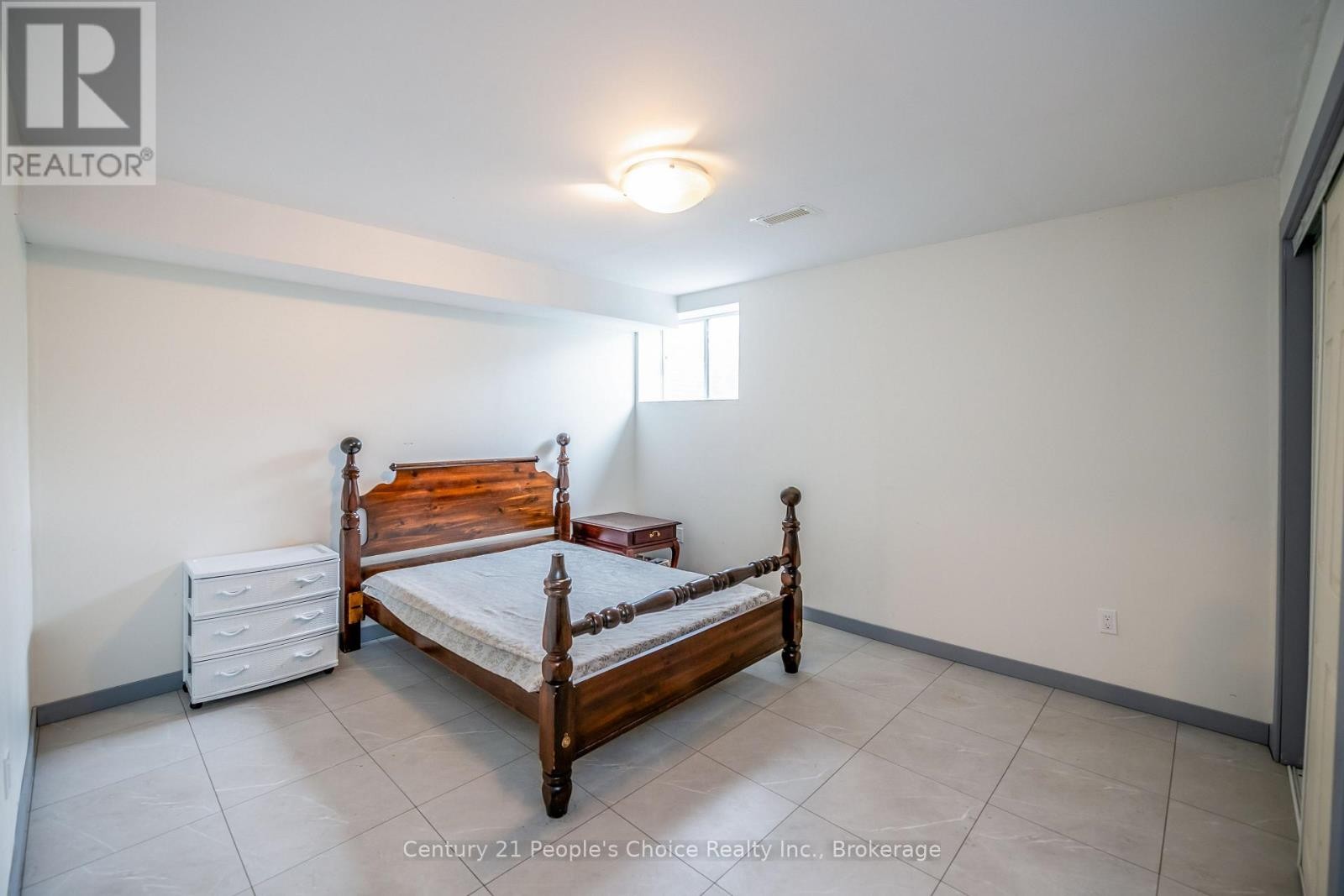 












54 ST GEORGE STREET

,
Welland (Broadway),




Ontario
L3C5N2

