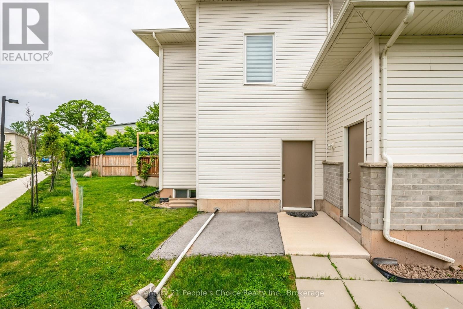 












54 ST GEORGE STREET

,
Welland (Broadway),




Ontario
L3C5N2

