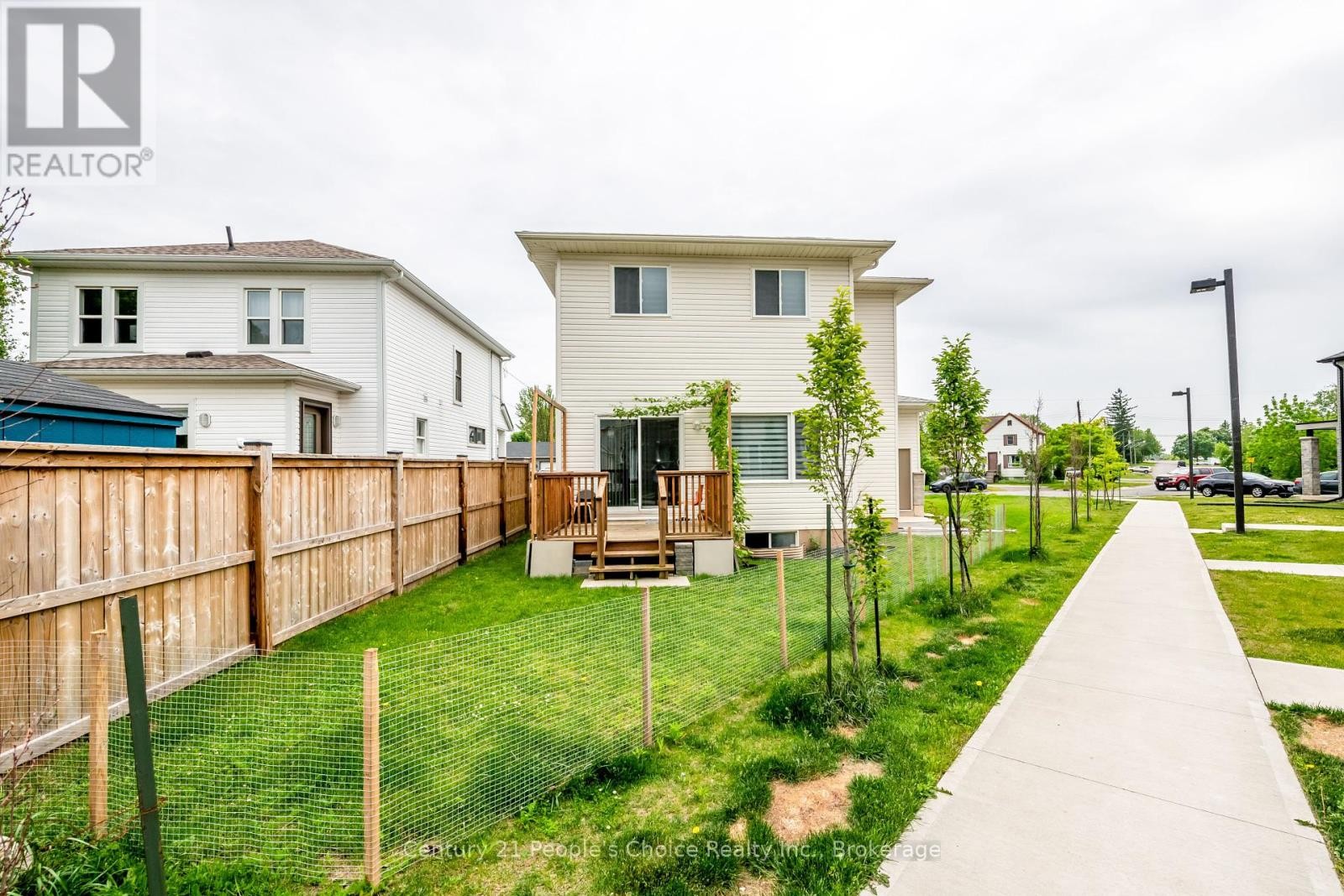 












54 ST GEORGE STREET

,
Welland (Broadway),




Ontario
L3C5N2

