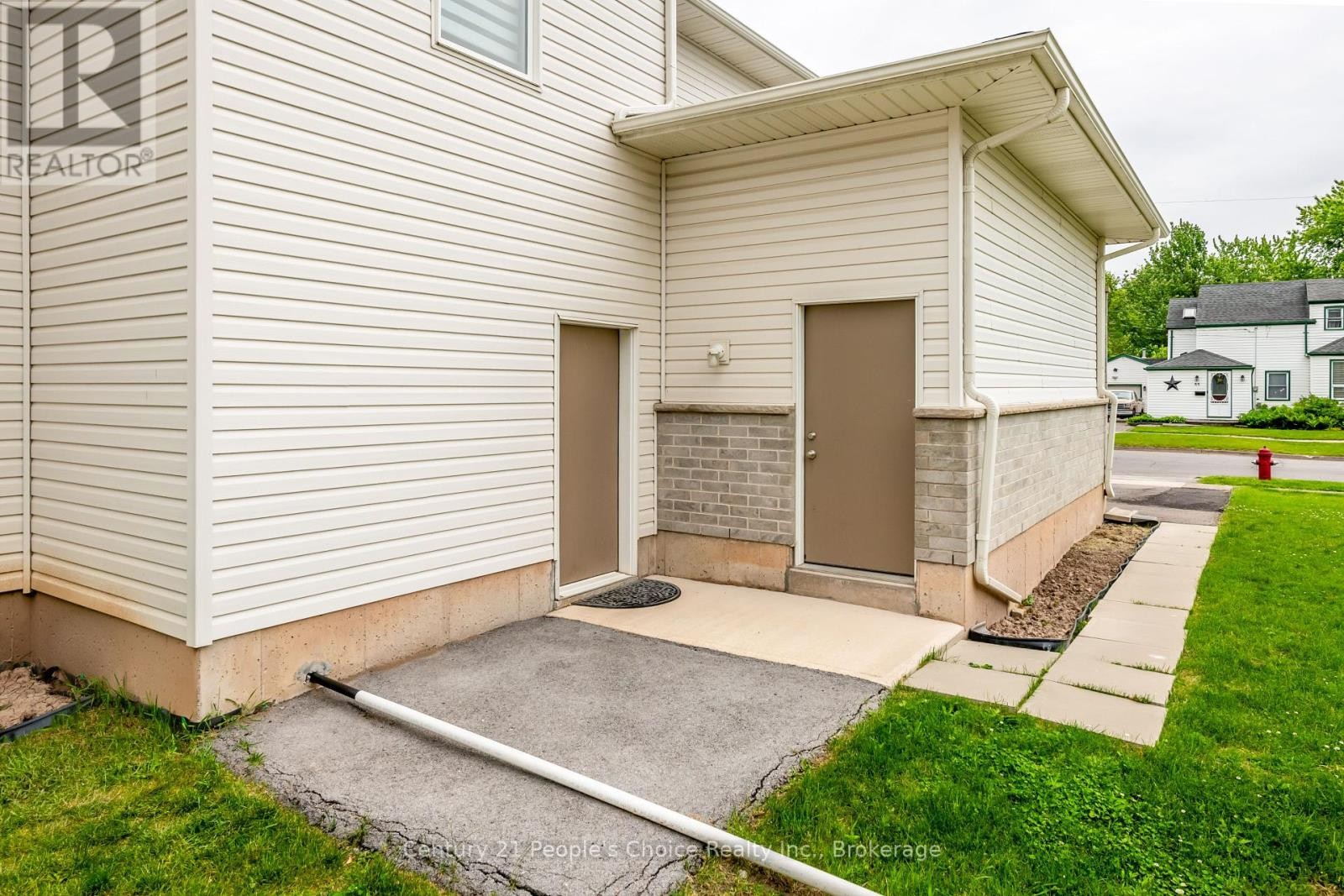 












54 ST GEORGE STREET

,
Welland (Broadway),




Ontario
L3C5N2

