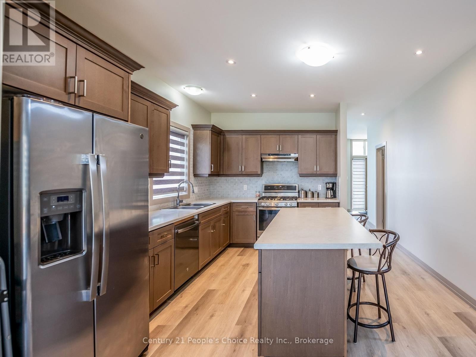 












54 ST GEORGE STREET

,
Welland (Broadway),




Ontario
L3C5N2

