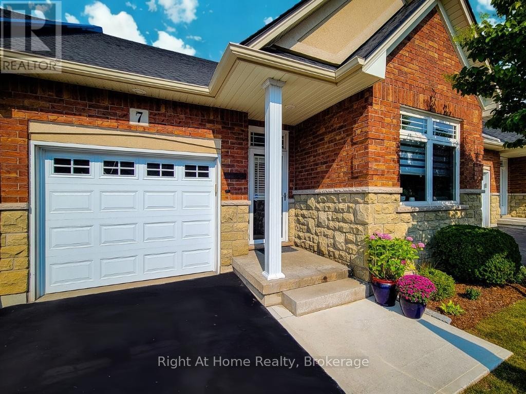 












7 LANDSCAPES TRAIL

,
Hamilton (Meadowlands),




Ontario
L9K0A1

