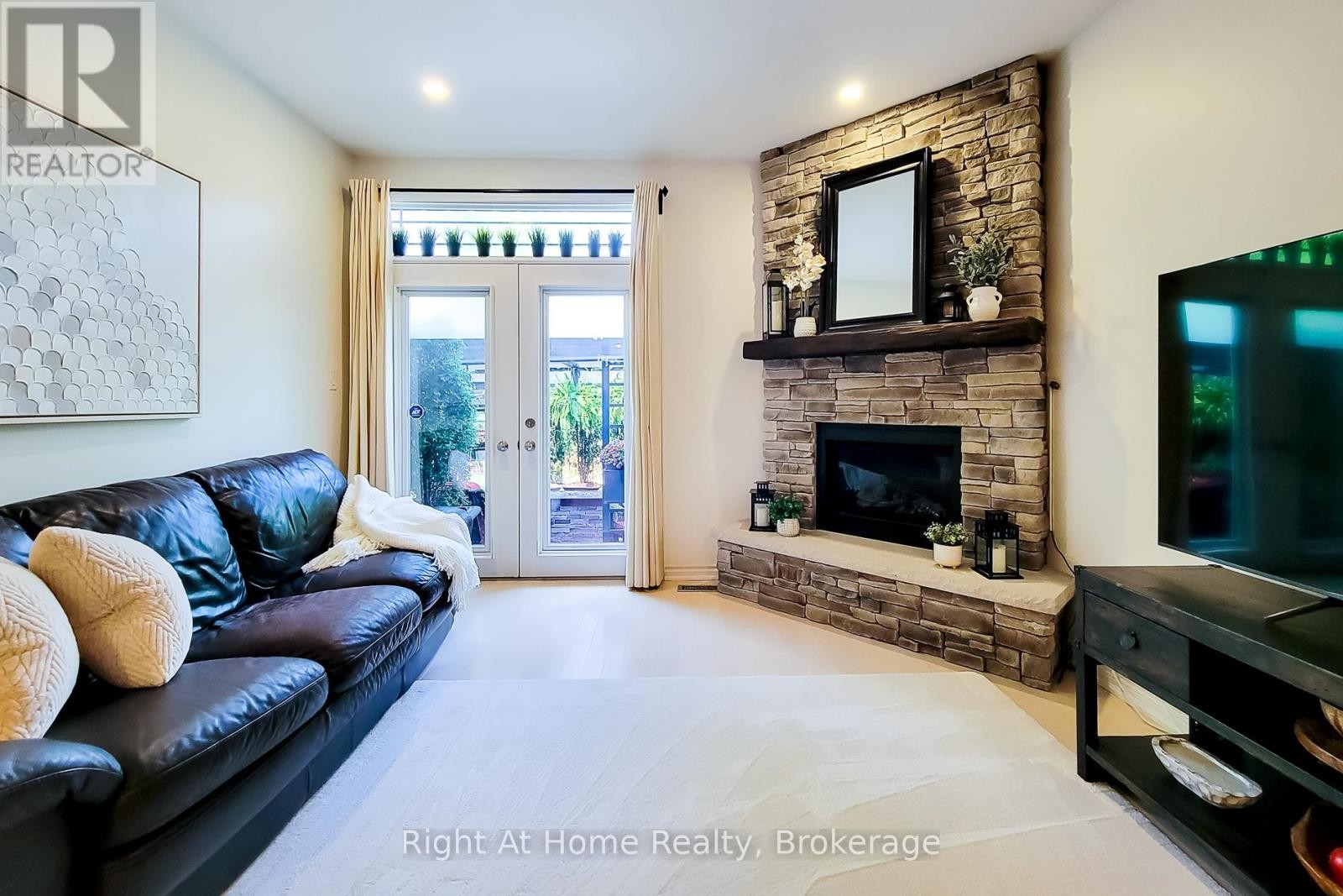 












7 LANDSCAPES TRAIL

,
Hamilton (Meadowlands),




Ontario
L9K0A1

