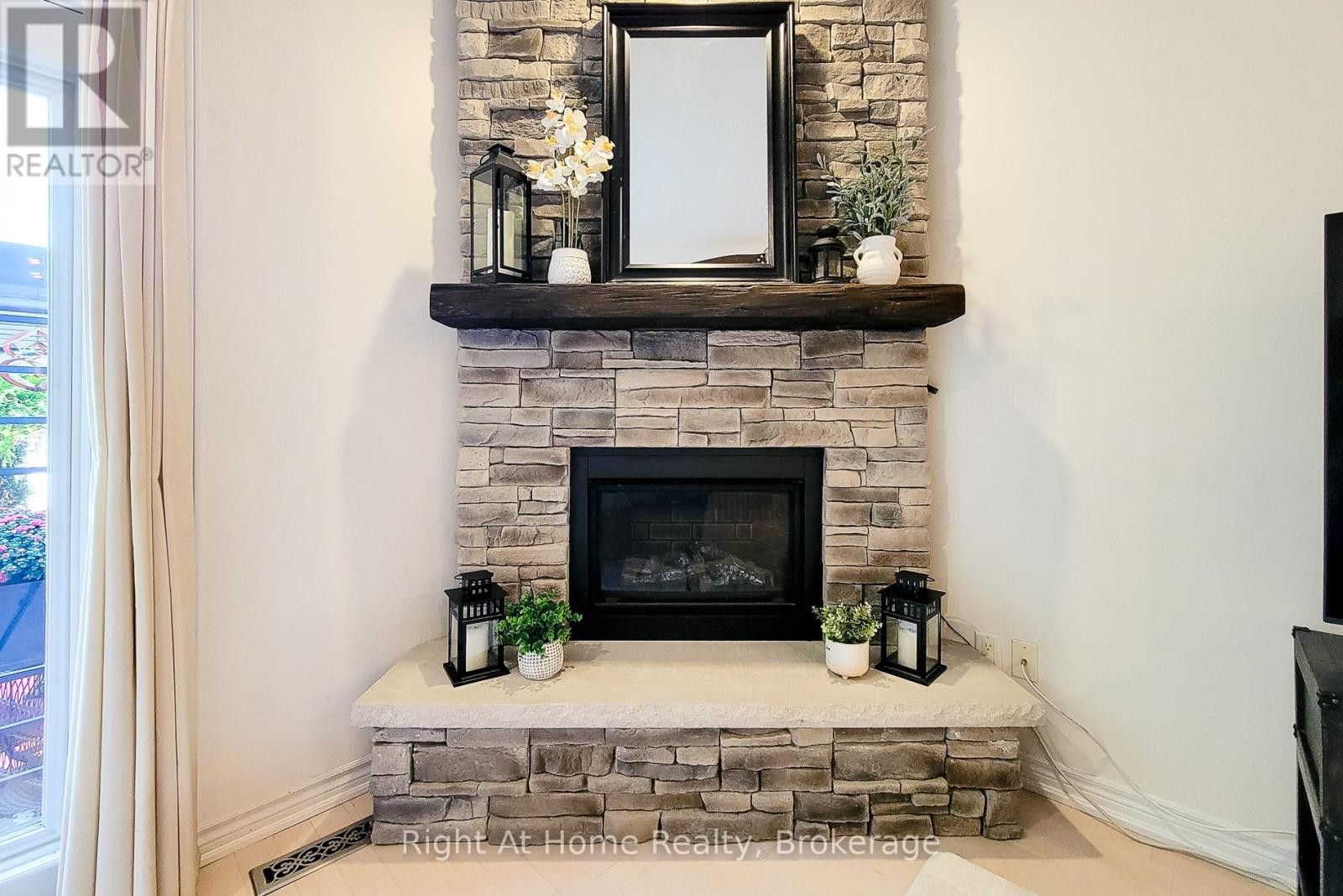 












7 LANDSCAPES TRAIL

,
Hamilton (Meadowlands),




Ontario
L9K0A1

