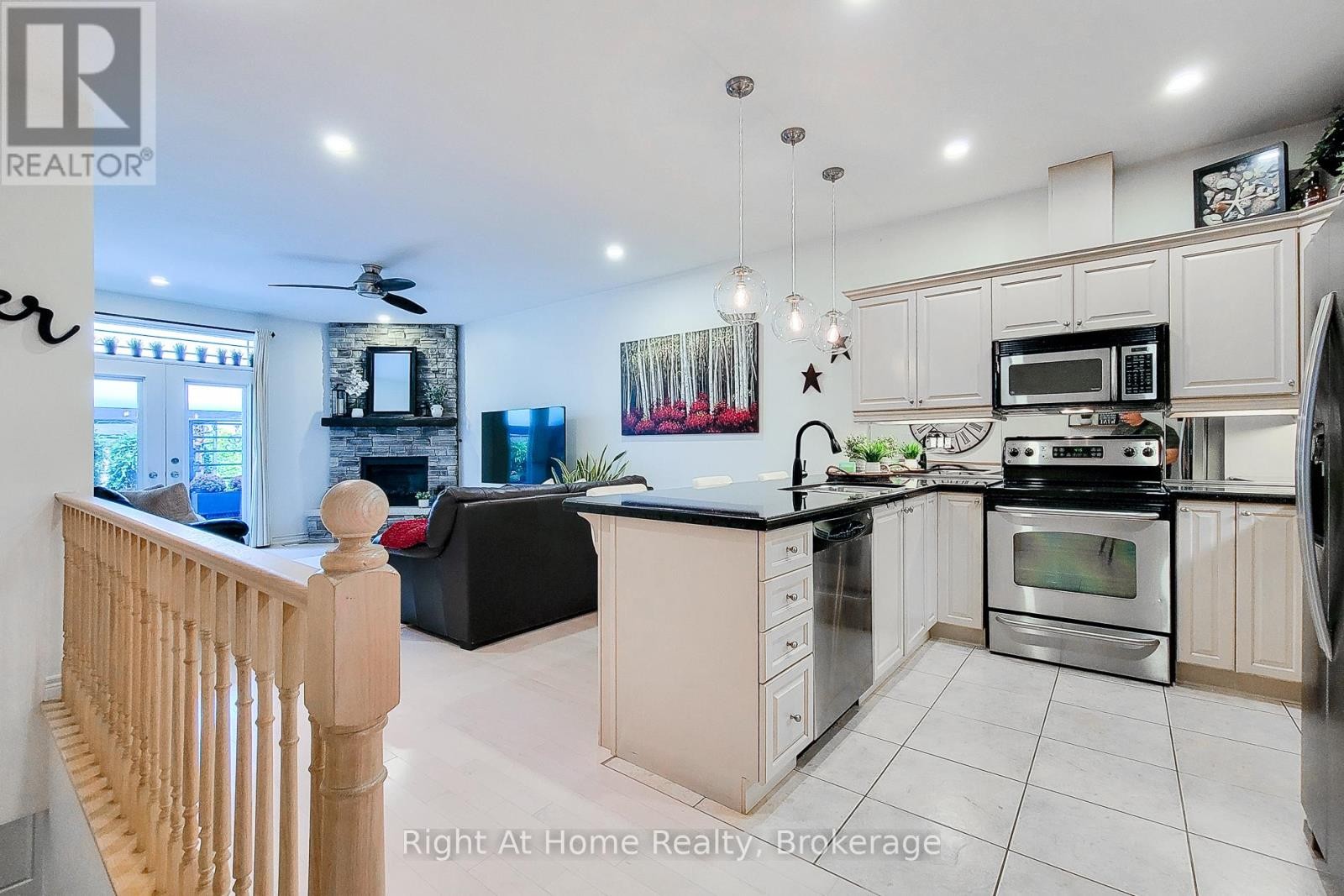 












7 LANDSCAPES TRAIL

,
Hamilton (Meadowlands),




Ontario
L9K0A1

