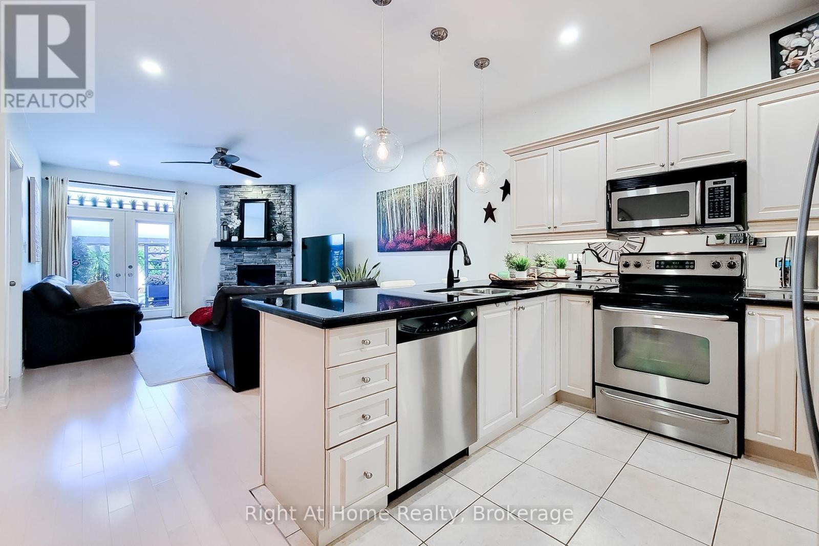 












7 LANDSCAPES TRAIL

,
Hamilton (Meadowlands),




Ontario
L9K0A1

