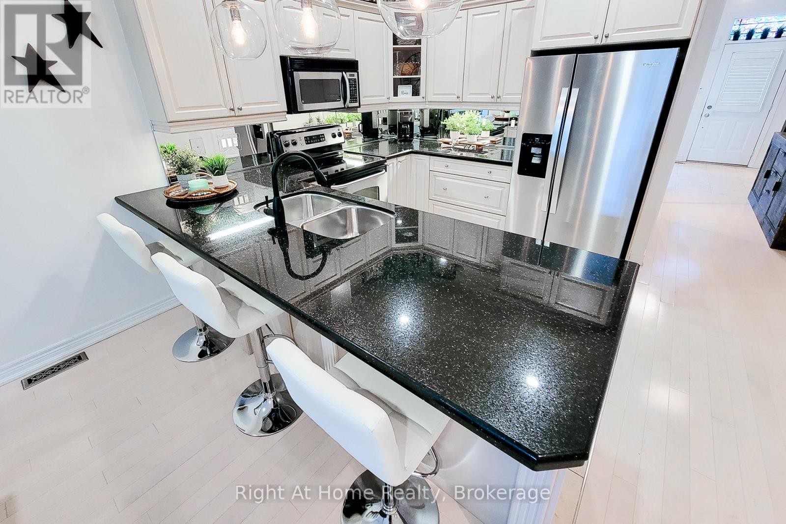 












7 LANDSCAPES TRAIL

,
Hamilton (Meadowlands),




Ontario
L9K0A1

