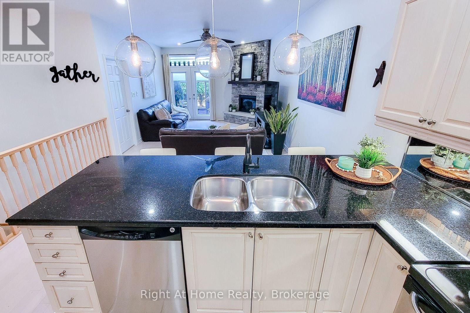 












7 LANDSCAPES TRAIL

,
Hamilton (Meadowlands),




Ontario
L9K0A1

