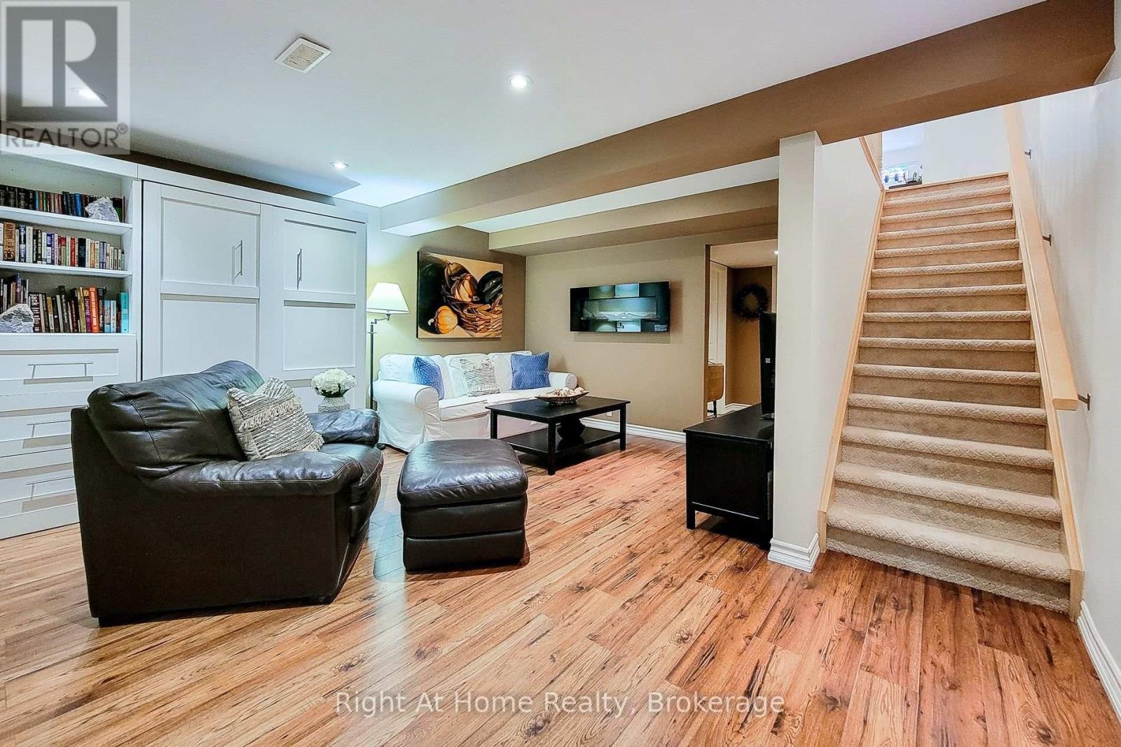 












7 LANDSCAPES TRAIL

,
Hamilton (Meadowlands),




Ontario
L9K0A1

