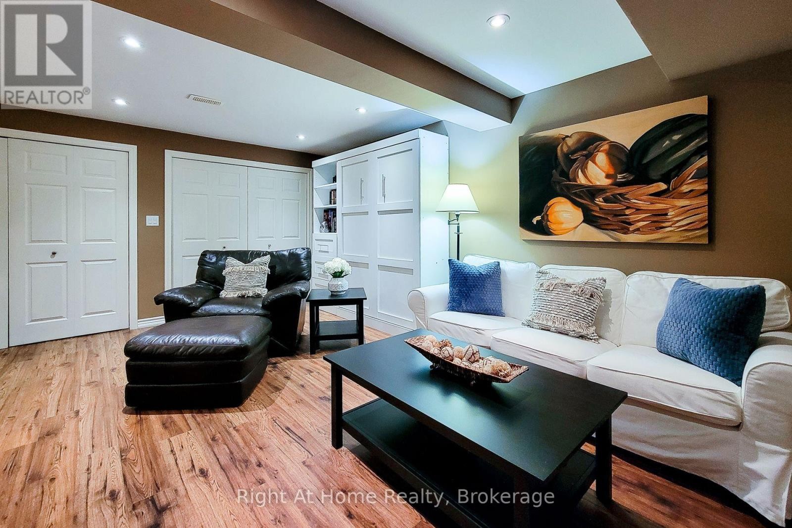 












7 LANDSCAPES TRAIL

,
Hamilton (Meadowlands),




Ontario
L9K0A1

