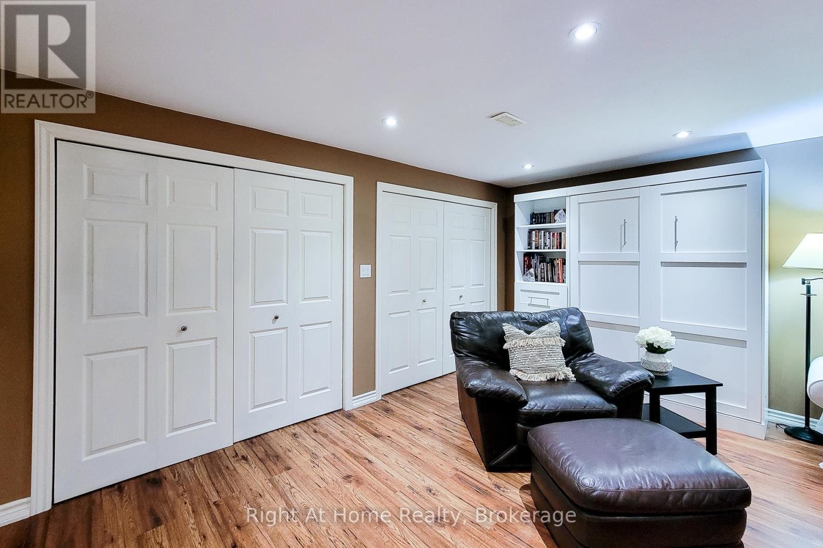 












7 LANDSCAPES TRAIL

,
Hamilton (Meadowlands),




Ontario
L9K0A1

