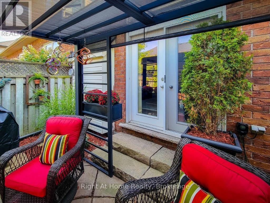 












7 LANDSCAPES TRAIL

,
Hamilton (Meadowlands),




Ontario
L9K0A1

