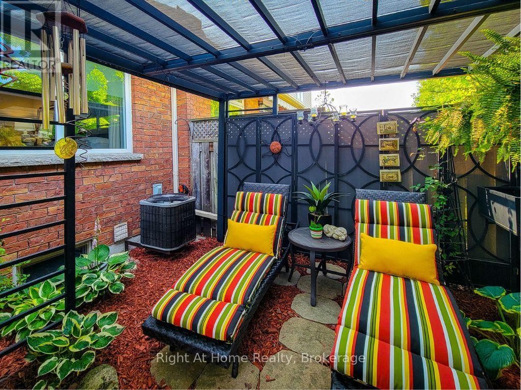 












7 LANDSCAPES TRAIL

,
Hamilton (Meadowlands),




Ontario
L9K0A1

