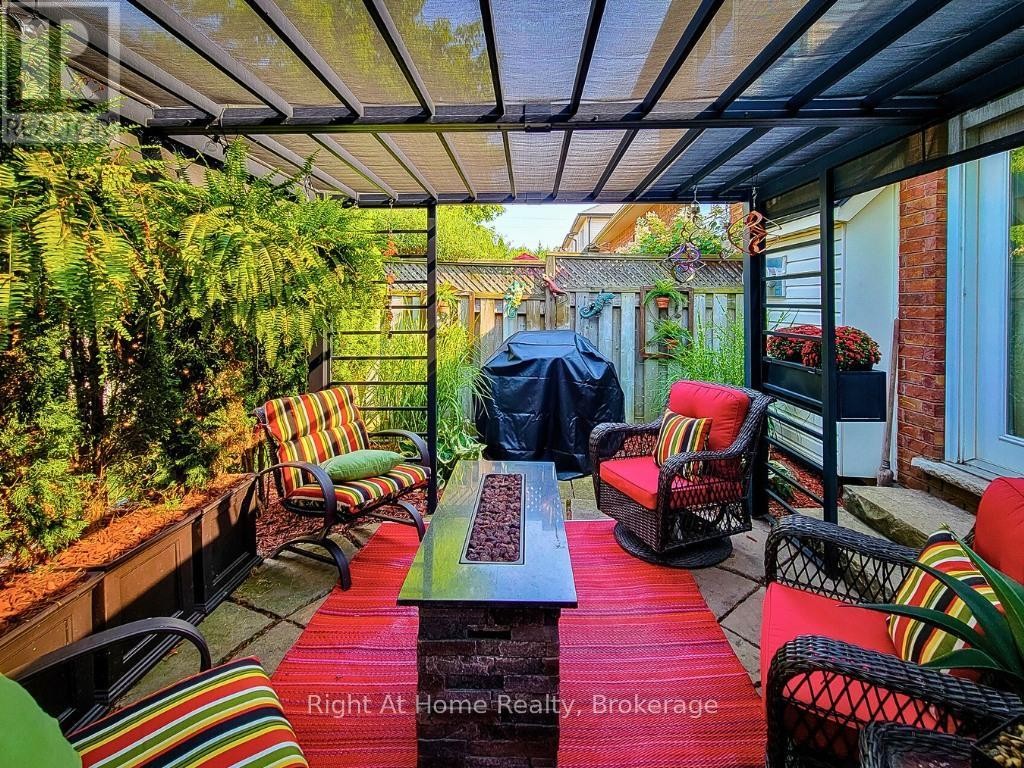 












7 LANDSCAPES TRAIL

,
Hamilton (Meadowlands),




Ontario
L9K0A1

