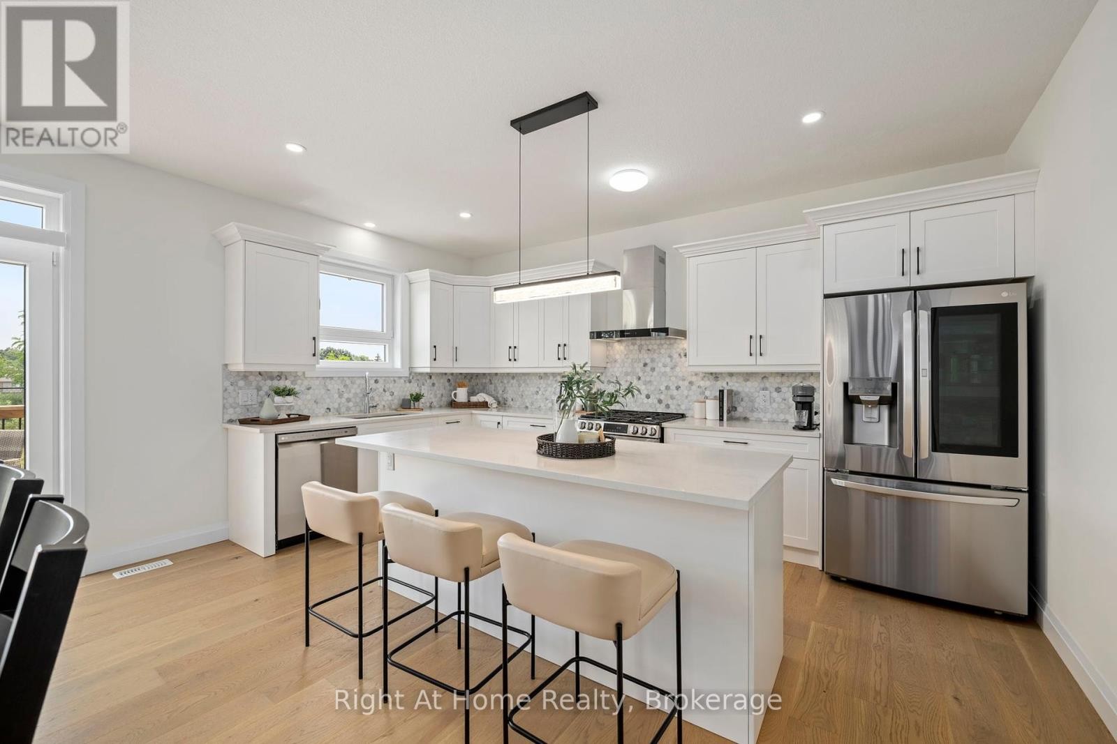 












2363 BAKERVILLA STREET

,
London South (South V),




Ontario
N6P0H4

