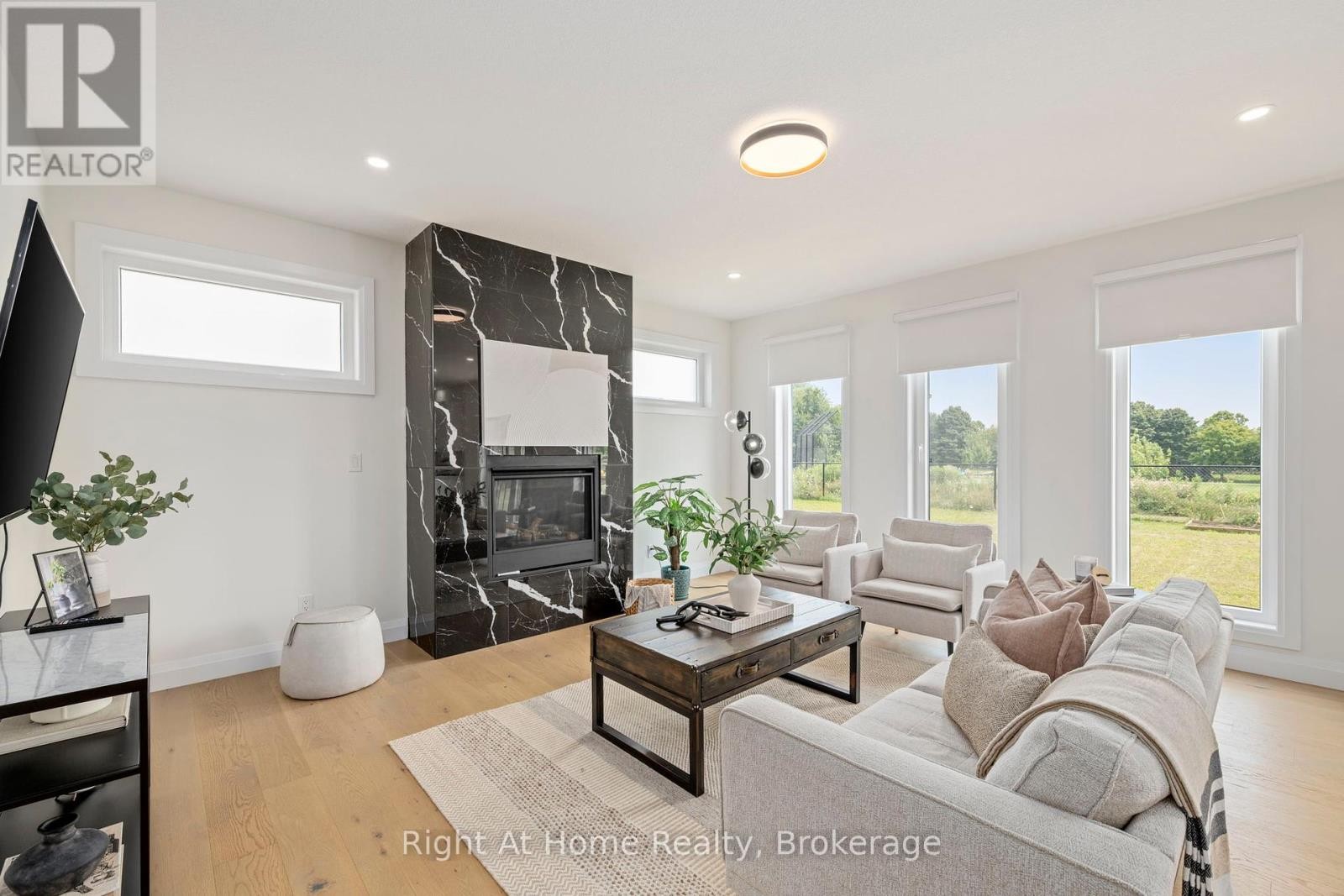 












2363 BAKERVILLA STREET

,
London South (South V),




Ontario
N6P0H4

