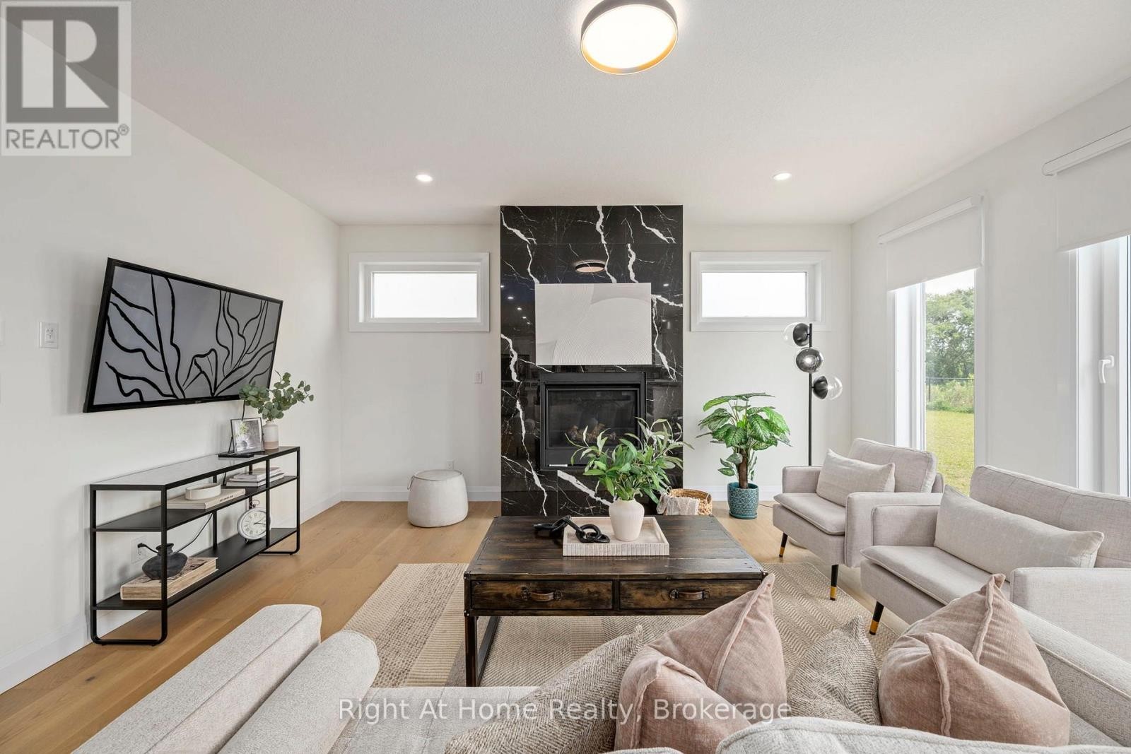 












2363 BAKERVILLA STREET

,
London South (South V),




Ontario
N6P0H4


