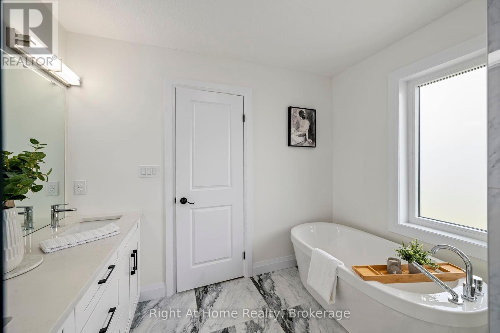 












2363 BAKERVILLA STREET

,
London South (South V),




Ontario
N6P0H4

