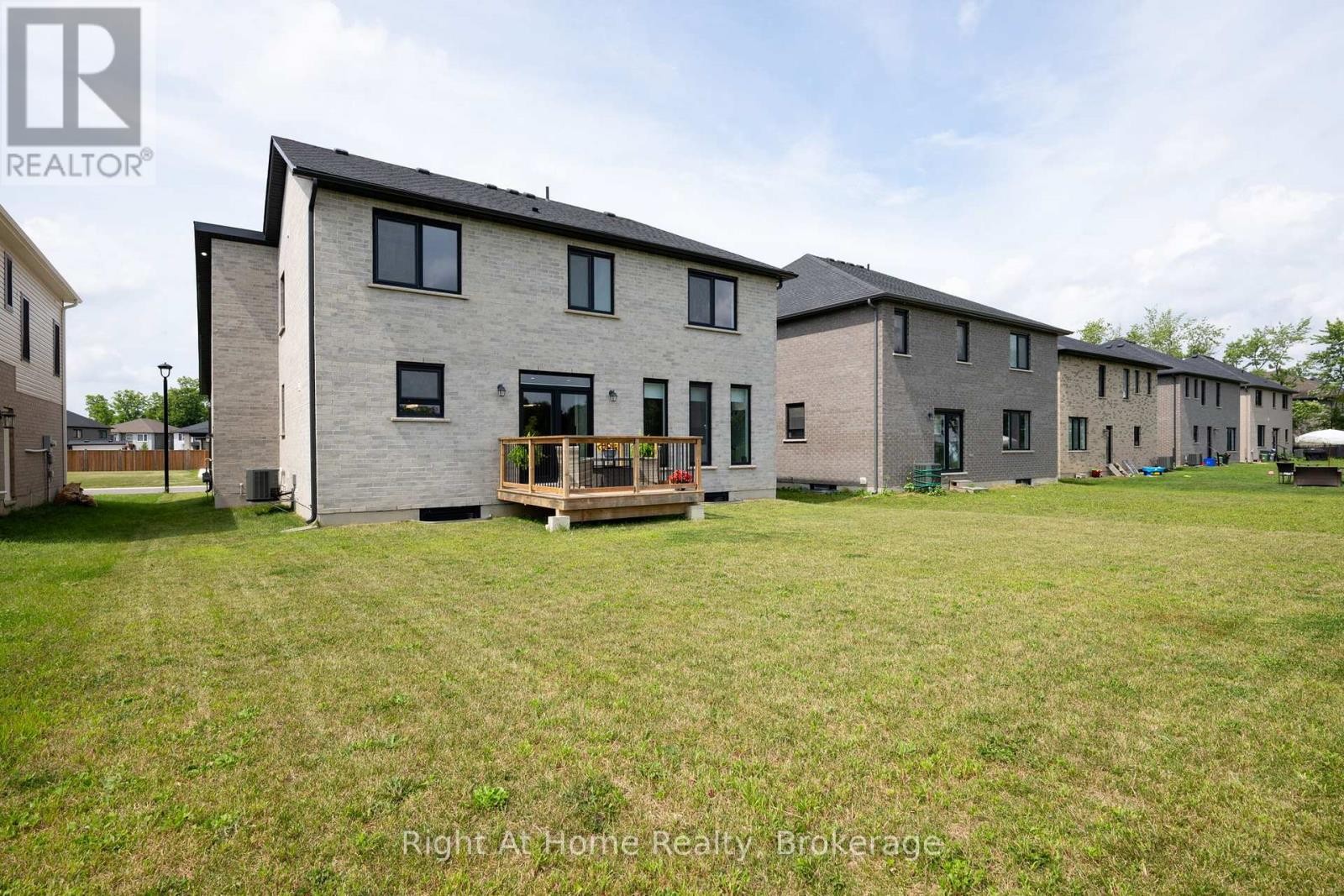 












2363 BAKERVILLA STREET

,
London South (South V),




Ontario
N6P0H4

