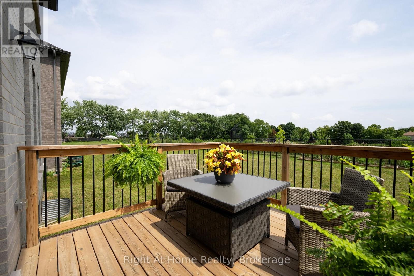 












2363 BAKERVILLA STREET

,
London South (South V),




Ontario
N6P0H4


