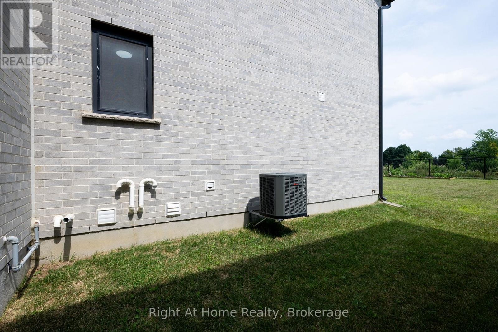 












2363 BAKERVILLA STREET

,
London South (South V),




Ontario
N6P0H4

