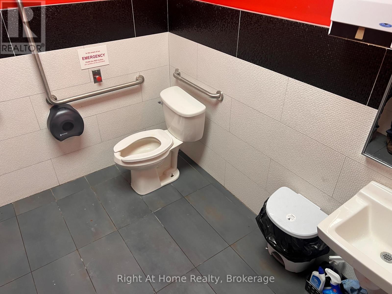 












102 C - 1040 GARNER ROAD W

,
Hamilton (Ancaster),




Ontario
L9G3K9

