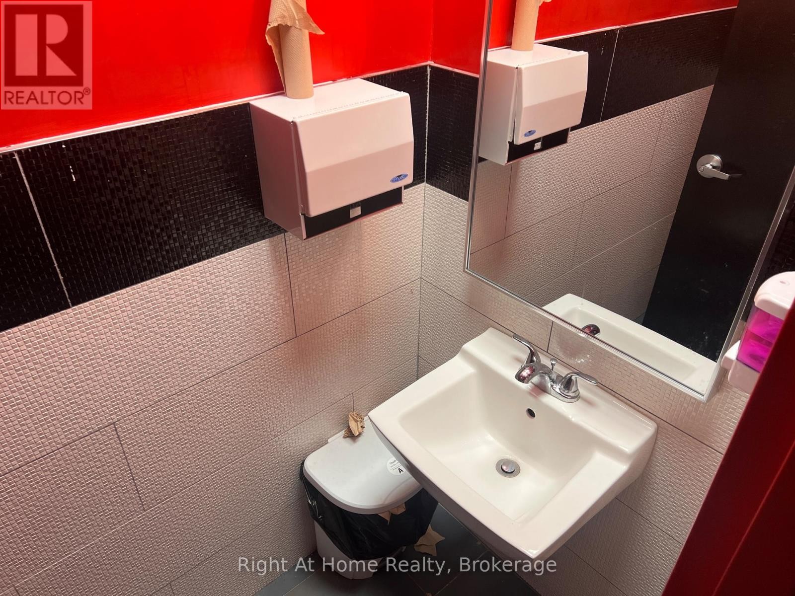 












102 C - 1040 GARNER ROAD W

,
Hamilton (Ancaster),




Ontario
L9G3K9

