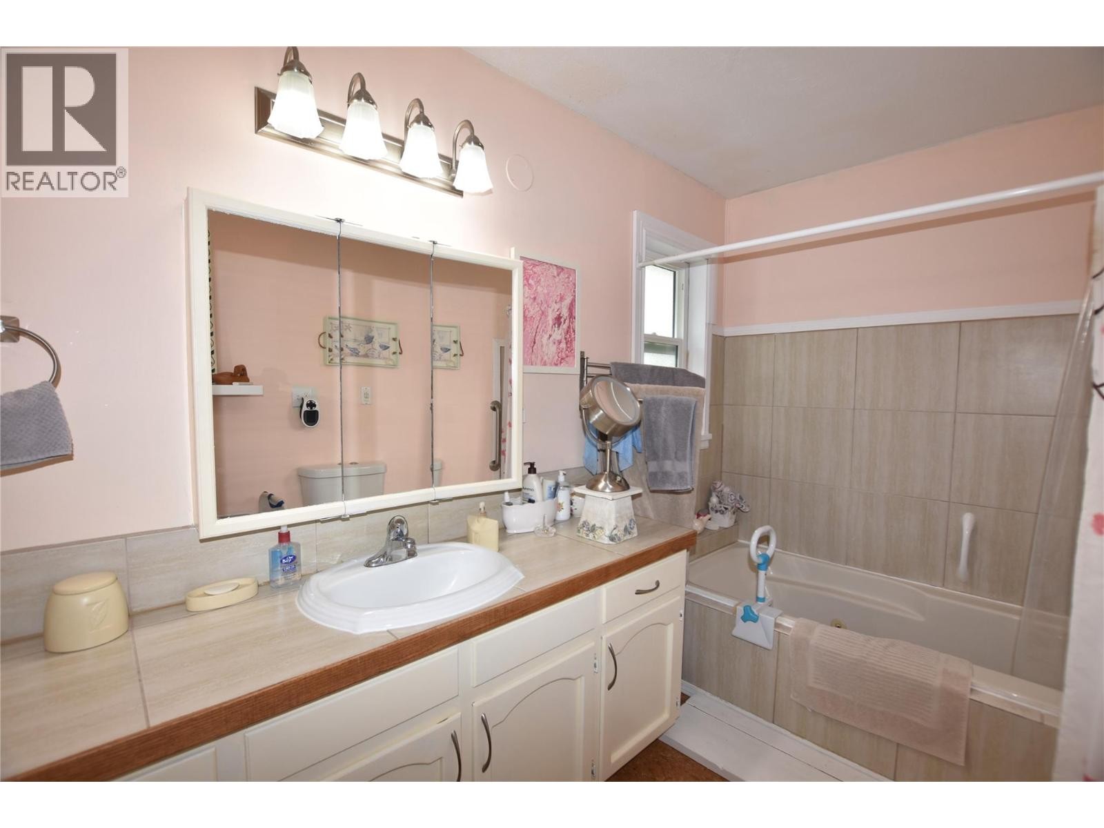 












415 Hummingbird Avenue

,
Vernon,




British Columbia
V1H2A1


