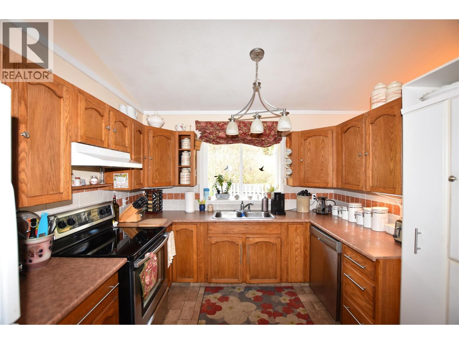 












415 Hummingbird Avenue

,
Vernon,




British Columbia
V1H2A1

