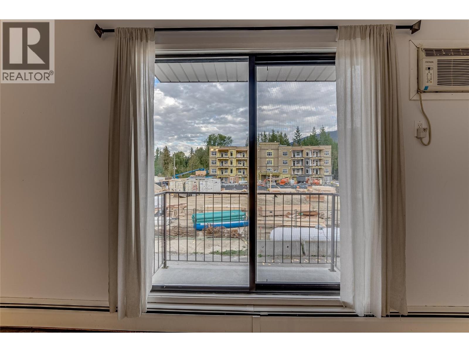 












409 Main Street Unit# 206

,
Sicamous,




British Columbia
V0E2V0

