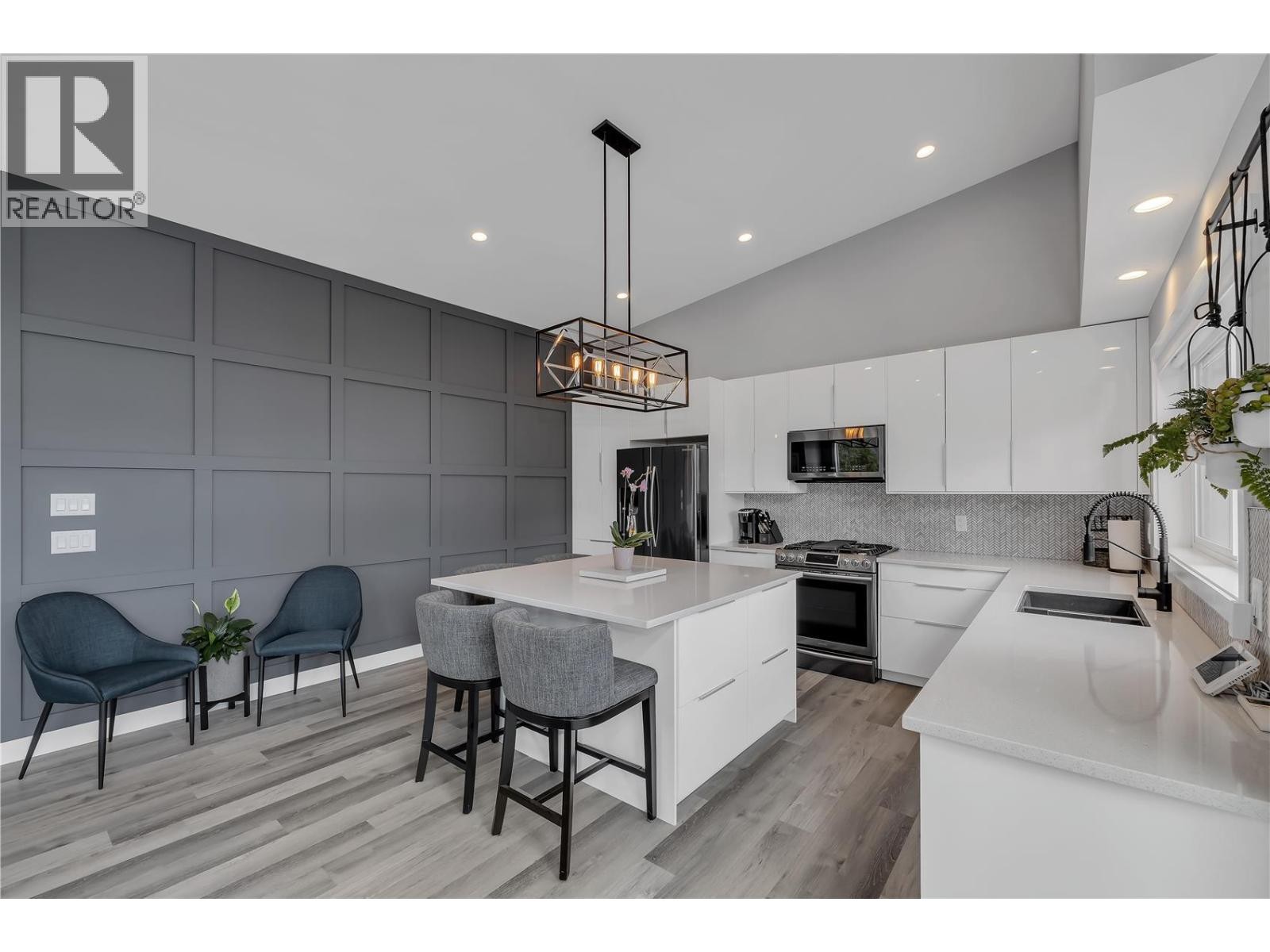 












7210 Dunwaters Road

,
Kelowna,




British Columbia
V1Z3W5


