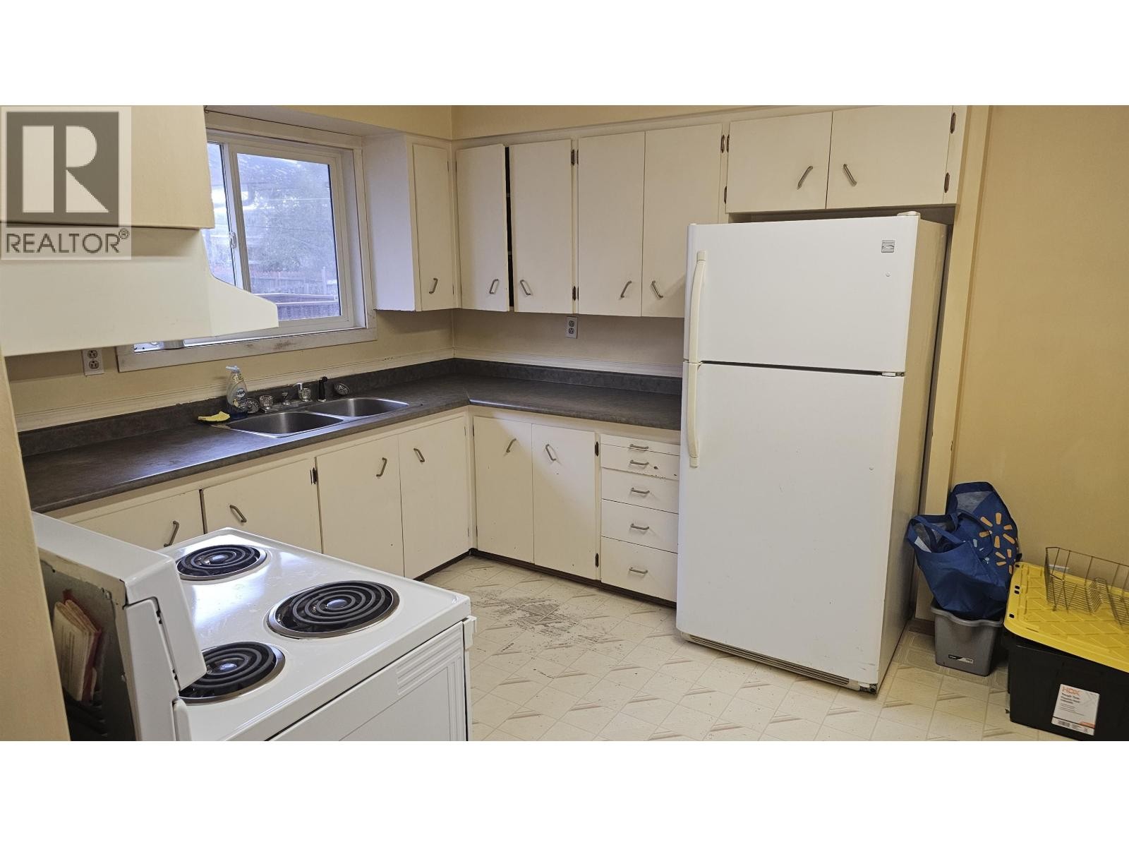 












3962 4TH AVENUE

,
Prince George,




British Columbia
V1M1J4

