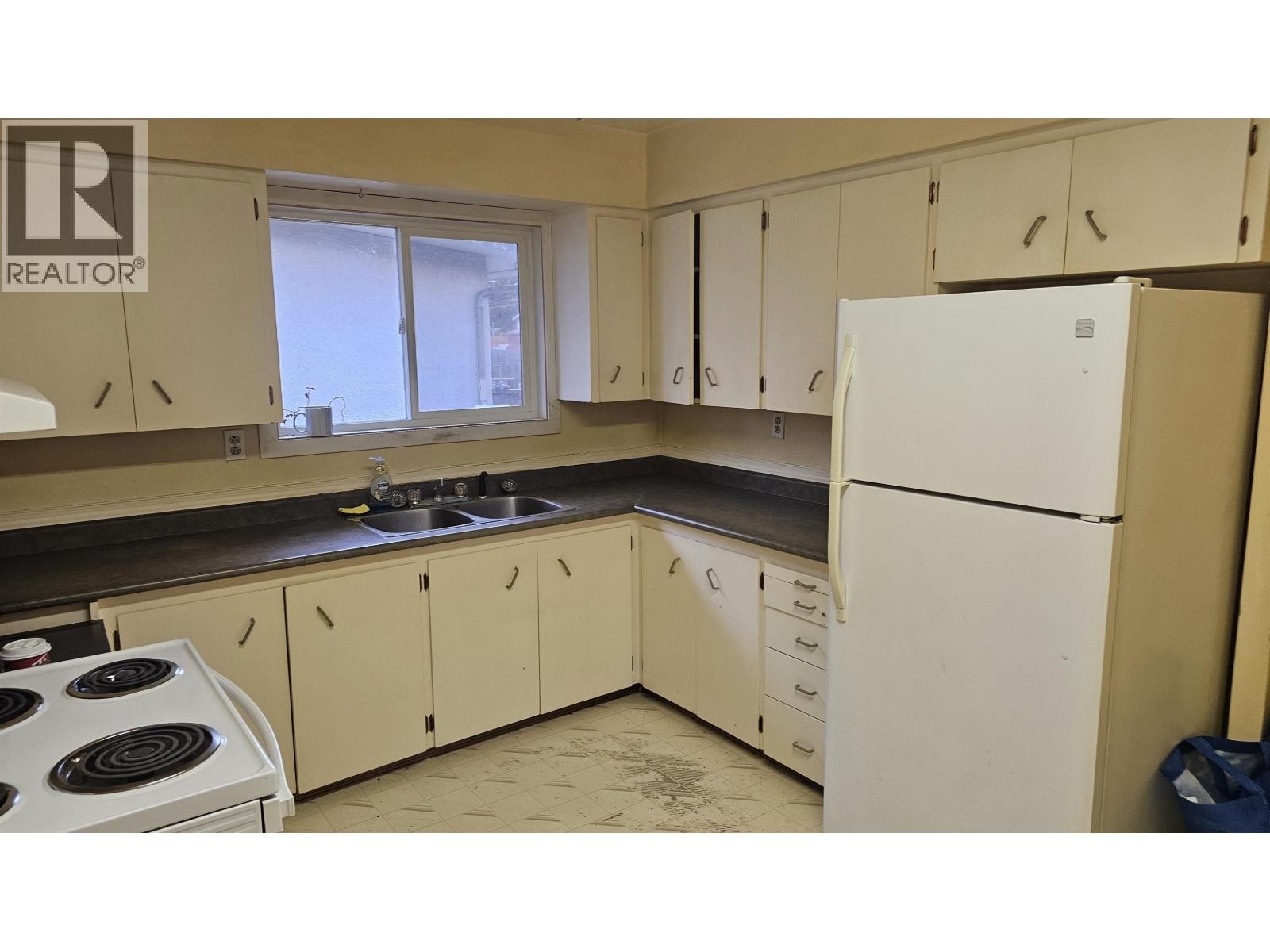 












3962 4TH AVENUE

,
Prince George,




British Columbia
V1M1J4

