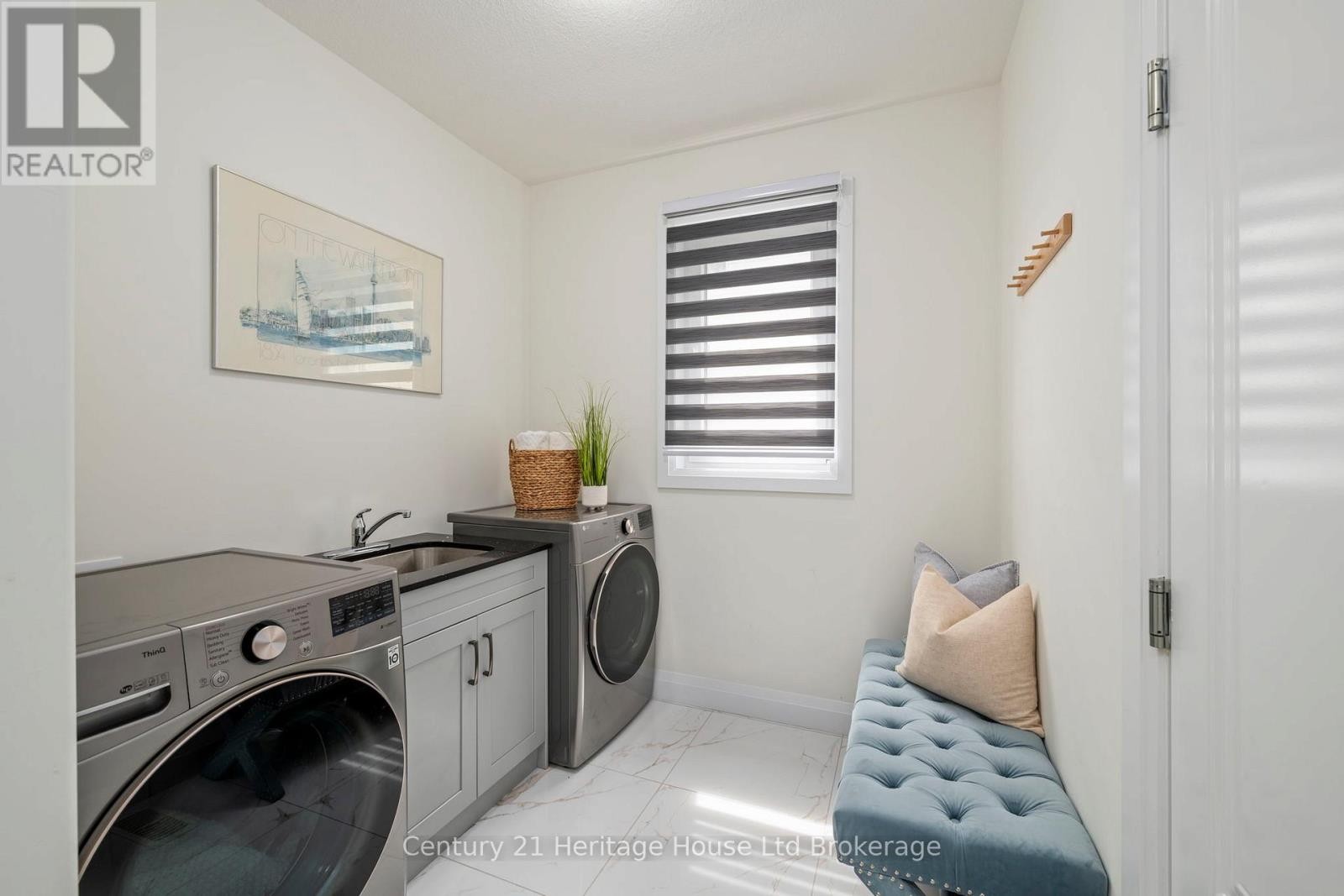 












2363 BAKERVILLA STREET

,
London South (South V),




Ontario
N6P0H4

