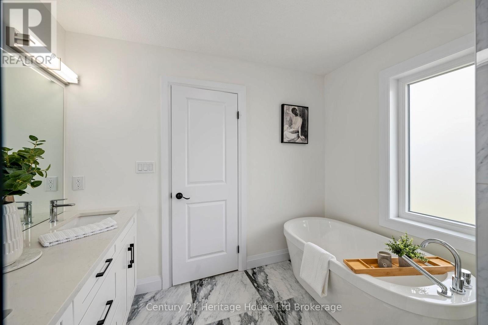 












2363 BAKERVILLA STREET

,
London South (South V),




Ontario
N6P0H4

