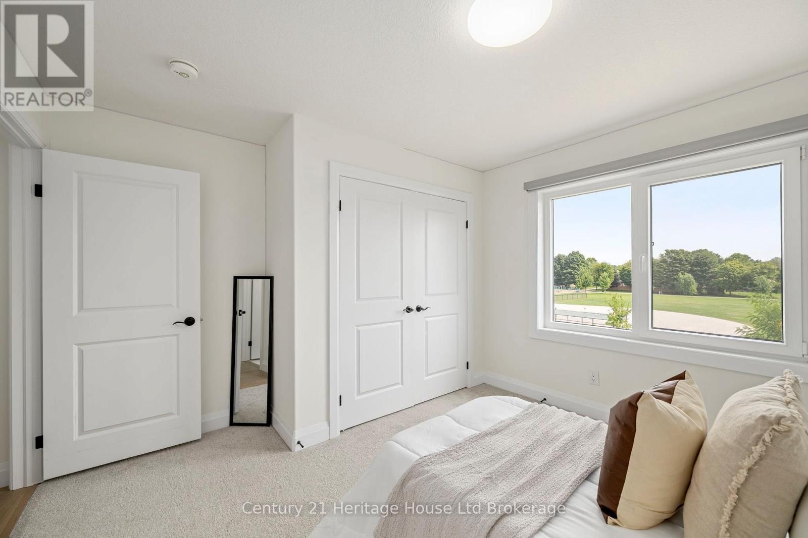 












2363 BAKERVILLA STREET

,
London South (South V),




Ontario
N6P0H4

