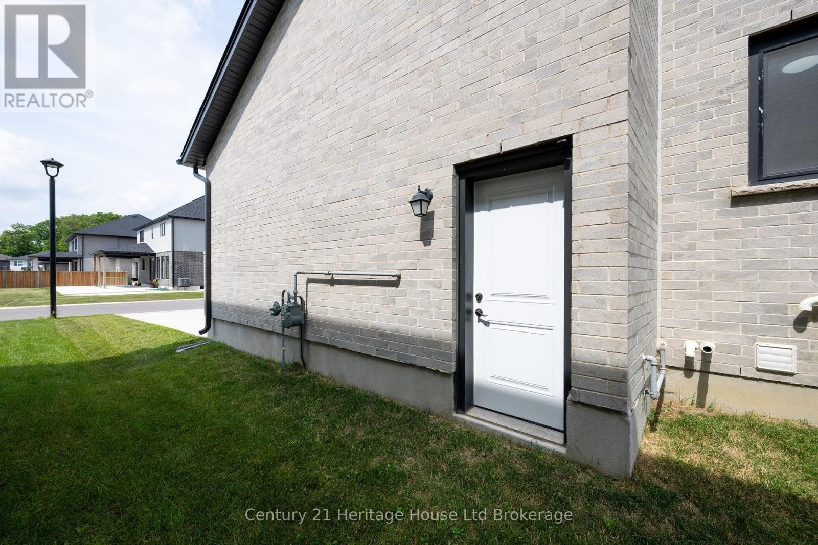 












2363 BAKERVILLA STREET

,
London South (South V),




Ontario
N6P0H4

