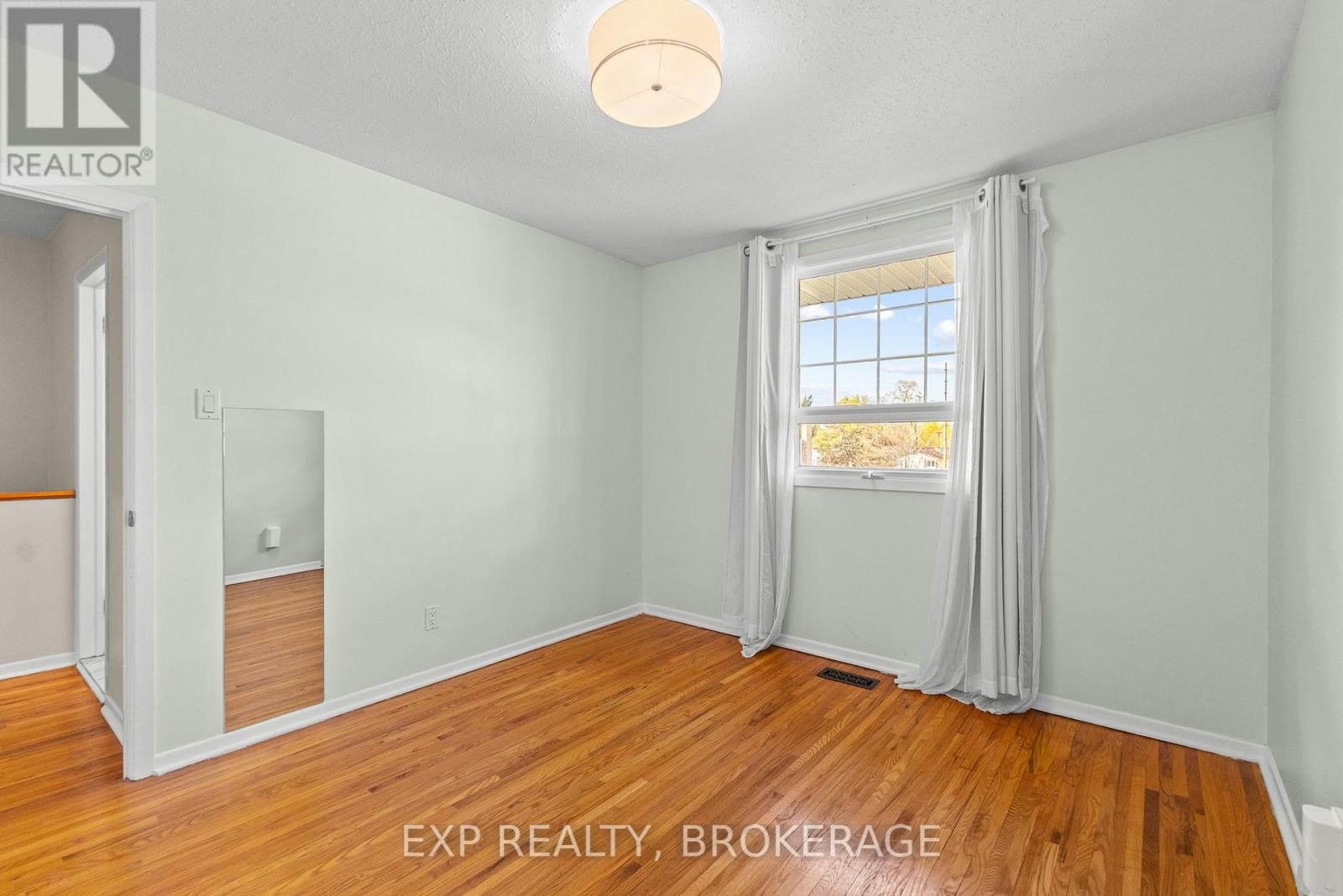 












896 WALKLEY ROAD

,
Ottawa,




Ontario
K1V6R5

