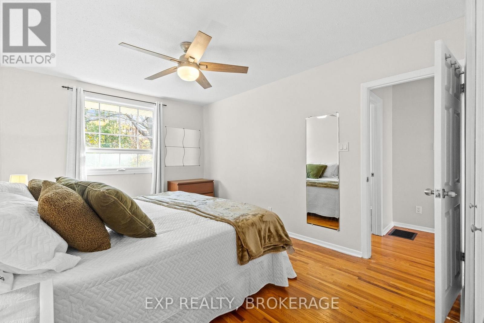 












896 WALKLEY ROAD

,
Ottawa,




Ontario
K1V6R5

