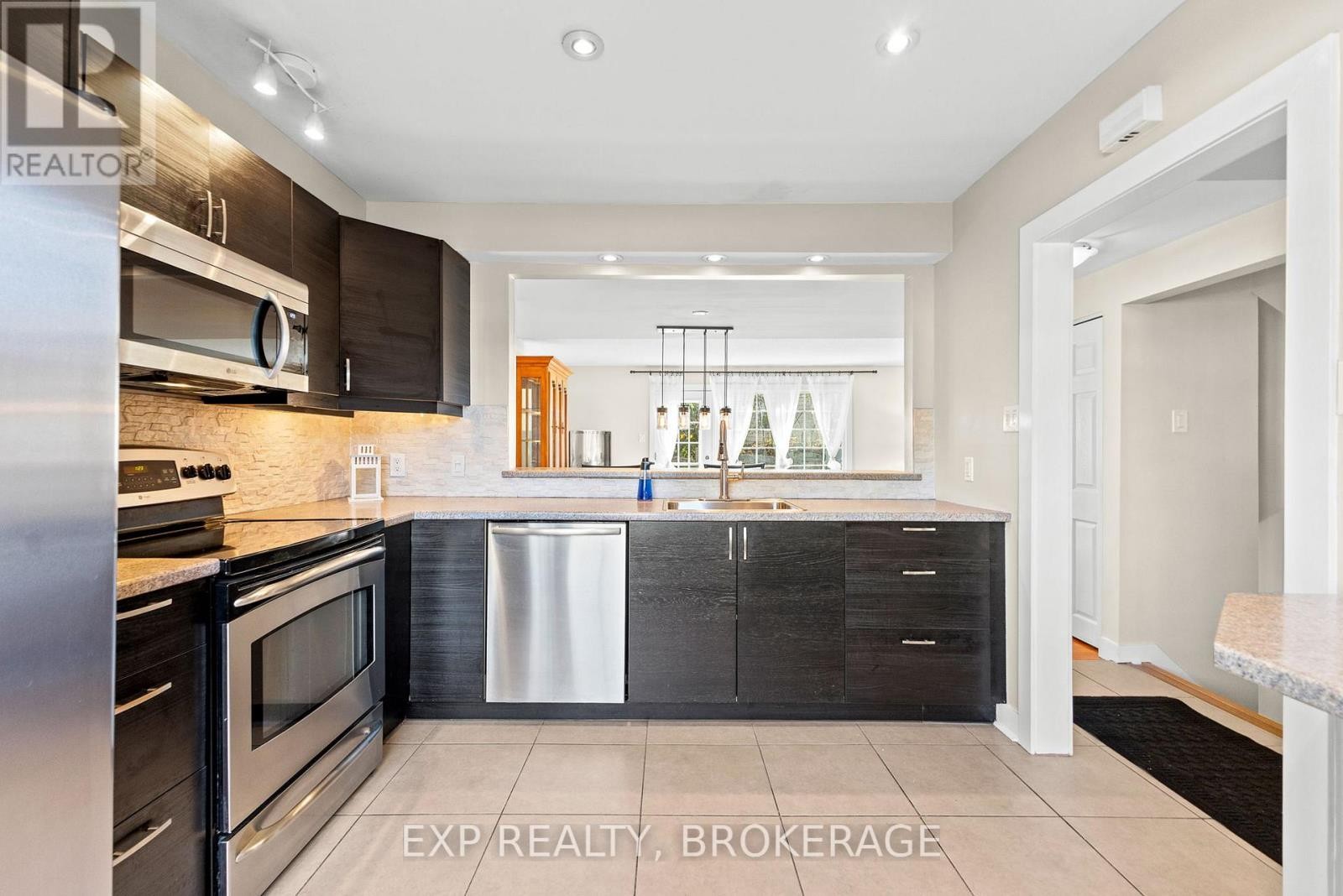 












896 WALKLEY ROAD

,
Ottawa,




Ontario
K1V6R5

