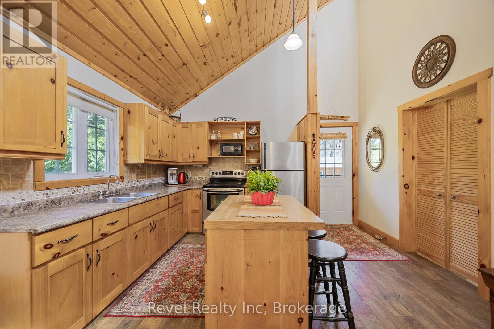 












197 NORTH SHORE DRIVE

,
Tiny,




Ontario
L9M0T8

