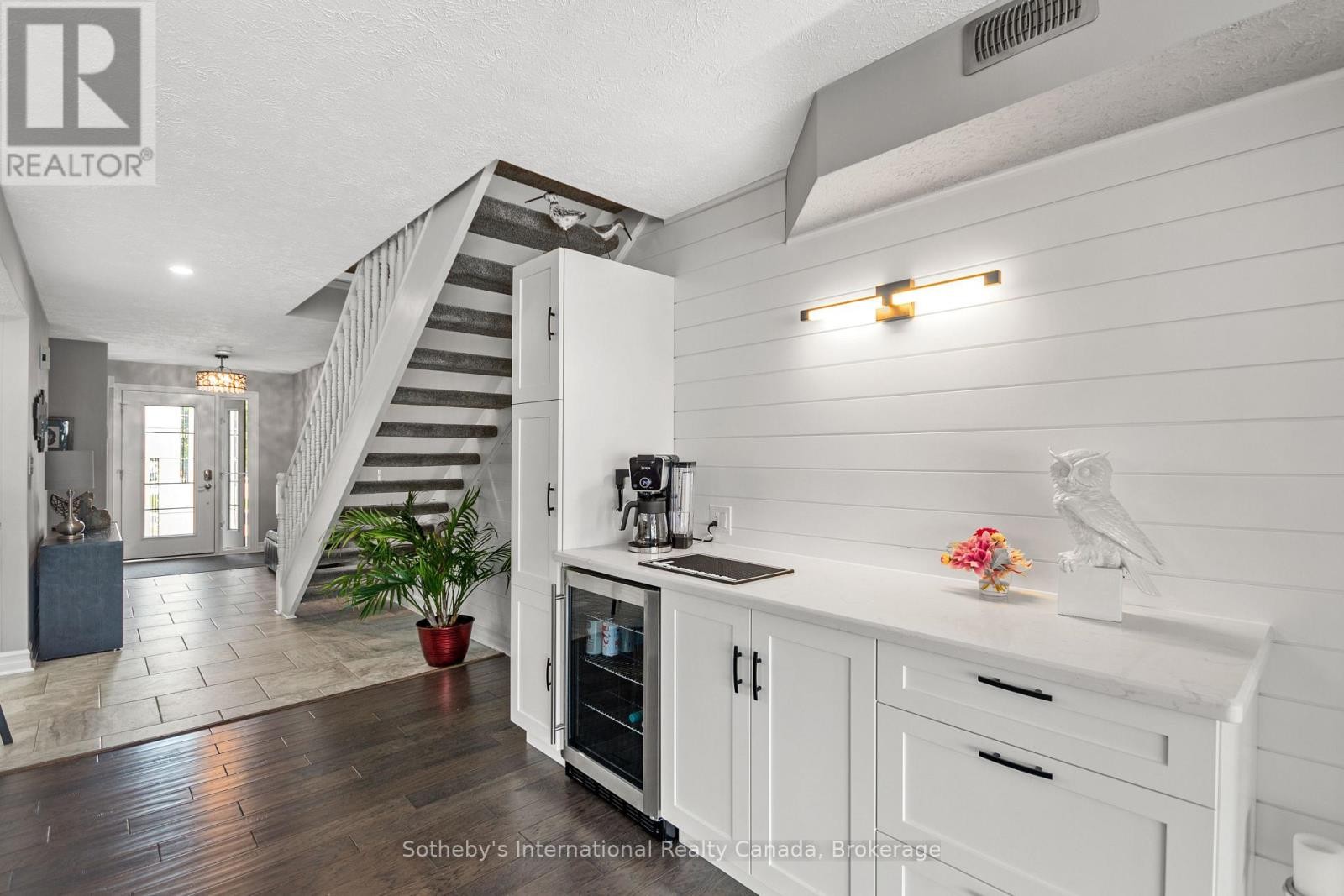 












10 - 8 BECK BOULEVARD

,
Penetanguishene,




Ontario
L9M1C3

