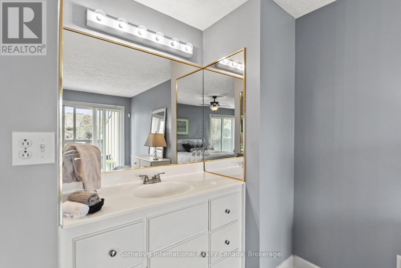












10 - 8 BECK BOULEVARD

,
Penetanguishene,




Ontario
L9M1C3

