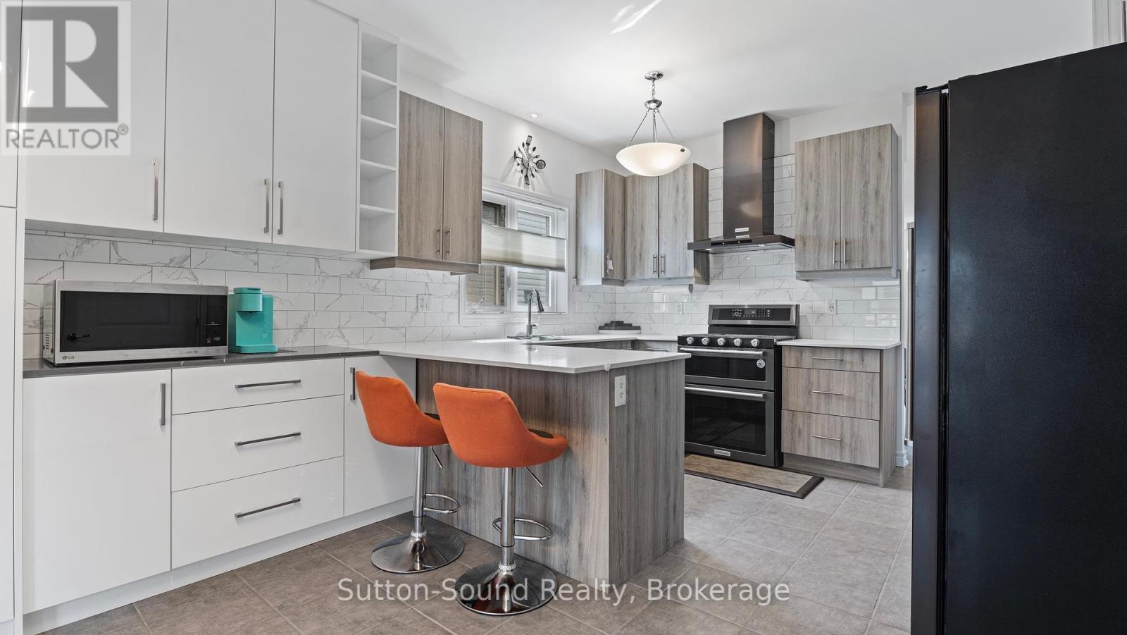 












14 LYDIA LANE

,
Brant (Paris),




Ontario
N3L0H5

