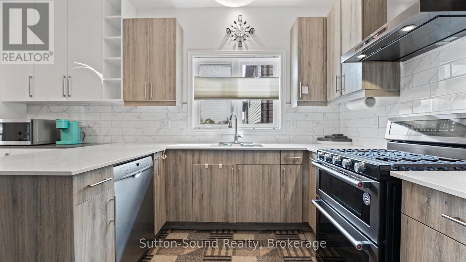 












14 LYDIA LANE

,
Brant (Paris),




Ontario
N3L0H5

