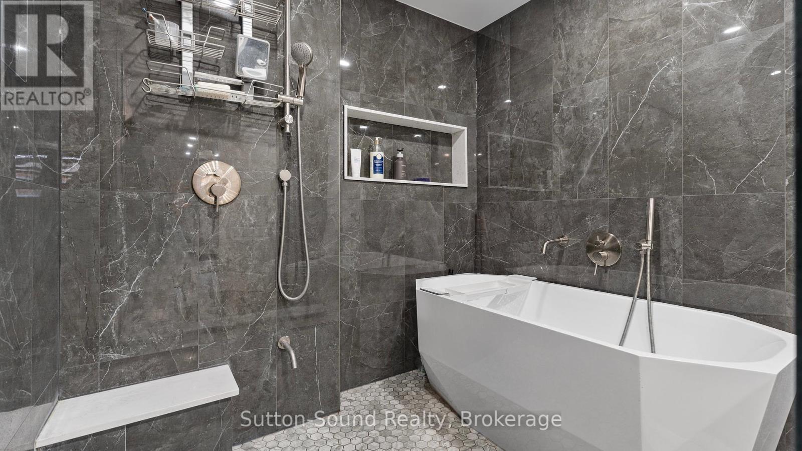 












14 LYDIA LANE

,
Brant (Paris),




Ontario
N3L0H5

